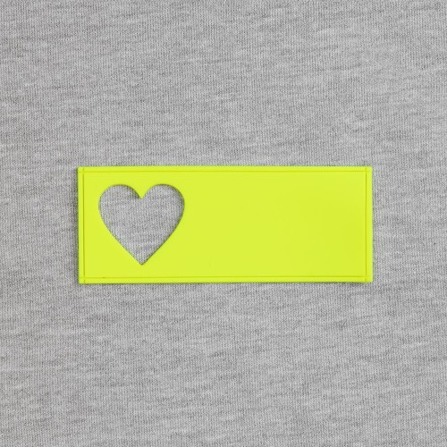 Лейбл из ПВХ с вырубкой «Сердце», желтый неон